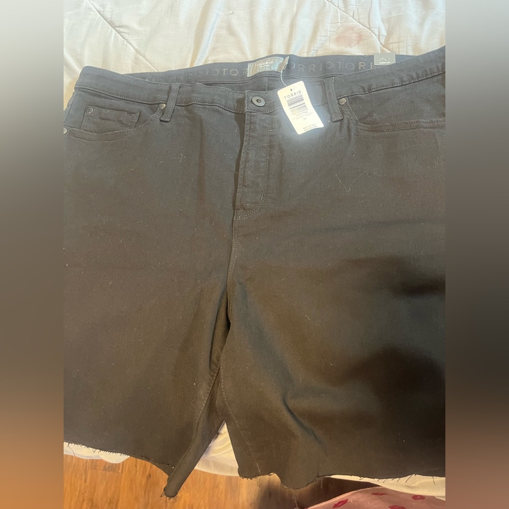 Bran new. Never worn. Size 24 Bermuda cut shorts.